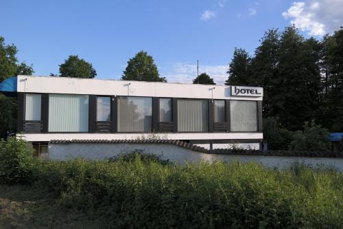 a building with a sign that reads loser at Am Hallenbad Hotel garni in Ratingen