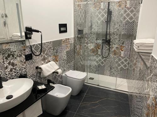 een badkamer met een douche, een toilet en een wastafel bij Case vacanze donna Ina in Palermo