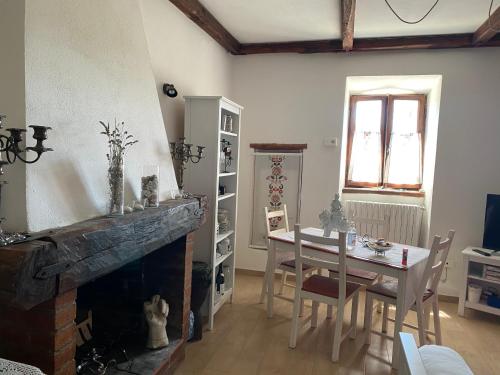 La Casa di Bianca في كالكاتا: غرفة معيشة مع طاولة ومدفأة