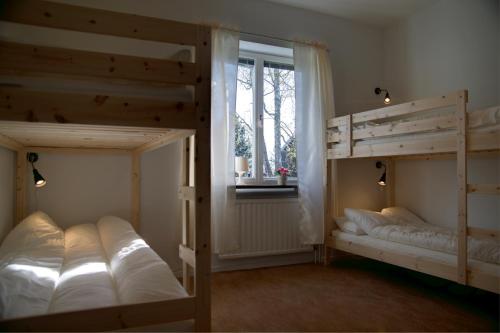Ένα ή περισσότερα κρεβάτια σε δωμάτιο στο Virserum Hostel