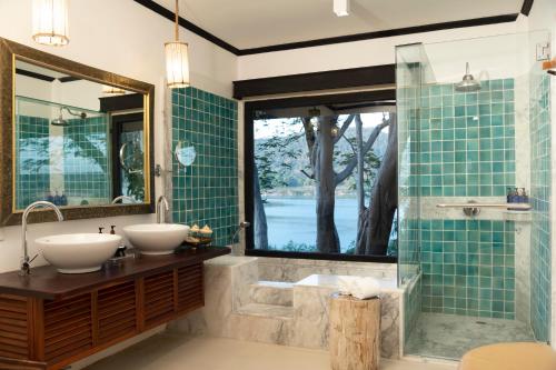 un bagno con due lavandini e una doccia di Tohsang Heritage Khongjiam a Khong Chiam