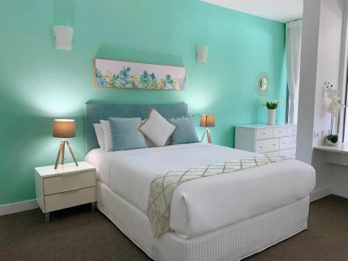 سرير أو أسرّة في غرفة في Relax in Palm Cove, Private Apartment Rentals