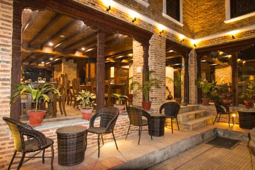 patio z krzesłami i stołami w restauracji w obiekcie Pahan Chhen - Boutique Hotel w Katmandu