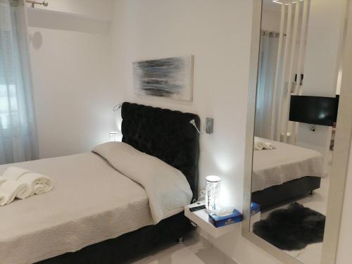 Postel nebo postele na pokoji v ubytování The Syntagma Luxury Suite
