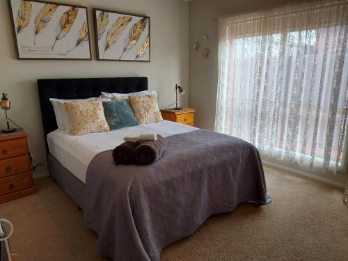 Una cama o camas en una habitación de Annesley Central