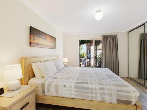 una camera da letto bianca con un letto grande e una finestra di San Chelsea 16 a Gold Coast