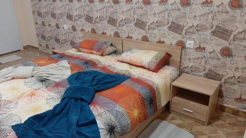 2 camas individuales en una habitación con pared en Арт en Sliven
