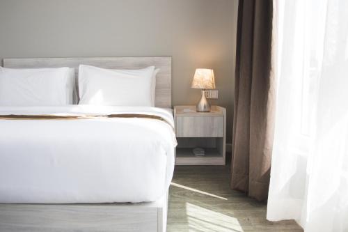 Uma cama ou camas num quarto em Cambodian Country Club