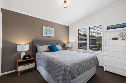 a bedroom with a bed and a window at Chic 2 Bedroom Keilor in St Albans