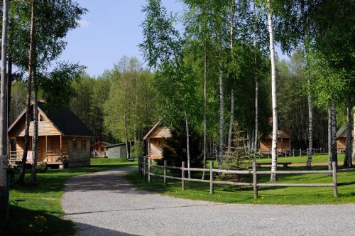 eine Straße, die zu zwei Holzhütten in einem Wald führt in der Unterkunft Bukdangas in Usma