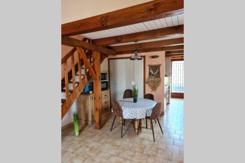 une salle à manger avec une table et des chaises dans l'établissement Chez Richard&Nell, à Les Sables Vignier