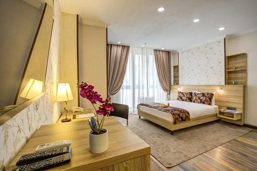 Katil atau katil-katil dalam bilik di Bishkek Centrum Hotel