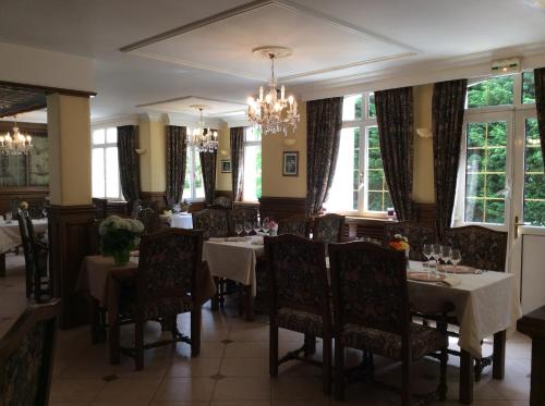 En restaurant eller et andet spisested på Logis Hôtel & Restaurant - Le Château Des Tourelles