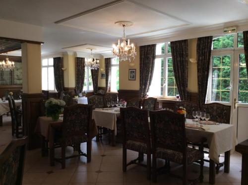 Posezení v ubytování Logis Hôtel & Restaurant - Le Château Des Tourelles 3 étoiles