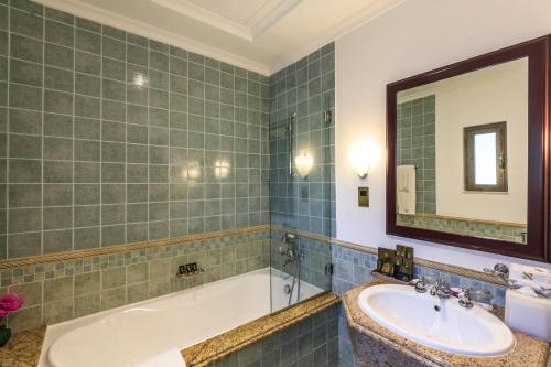 Ένα μπάνιο στο The S Holiday Homes - Stunning 5 Bedrooms Villa at the Palm Jumeirah with Private Beach and Pool