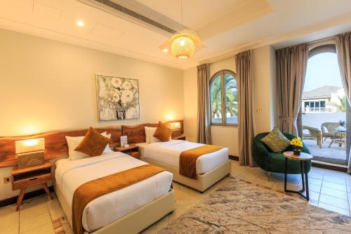 The S Holiday Homes - Stunning 5 Bedrooms Villa at the Palm Jumeirah with Private Beach and Pool tesisinde bir odada yatak veya yataklar