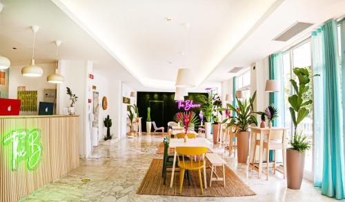 a dining room with a table and chairs at Hotel Blumen in San Benedetto del Tronto