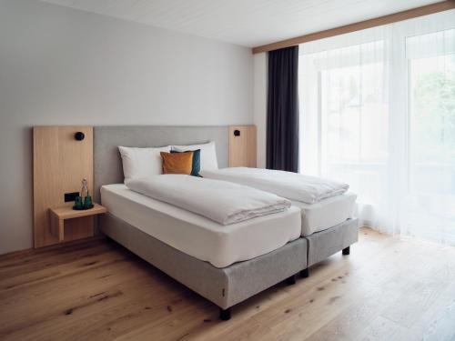 A bed or beds in a room at Hotel Neu-Schönstatt