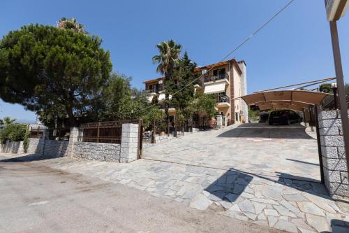 a cobblestone street with a gate and a building at Amfitrion in Gythio