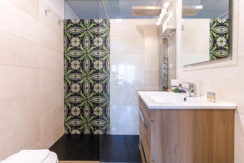 a bathroom with a sink and a shower at Genteel Home Litoral in Málaga