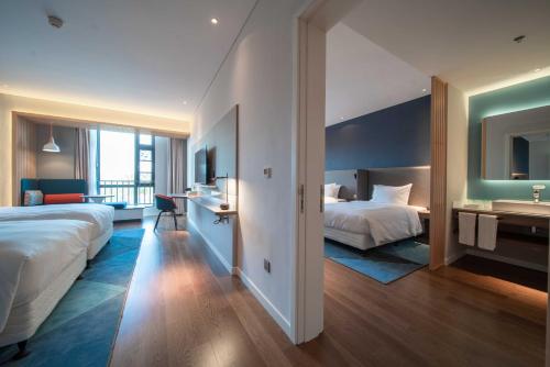 מיטה או מיטות בחדר ב-Holiday Inn Express Yixing, an IHG Hotel