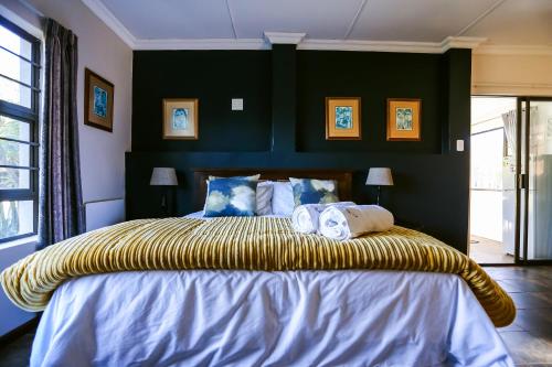 um quarto com uma cama grande e toalhas em OppiePlaas Self Catering Country Cottage em Haga-Haga