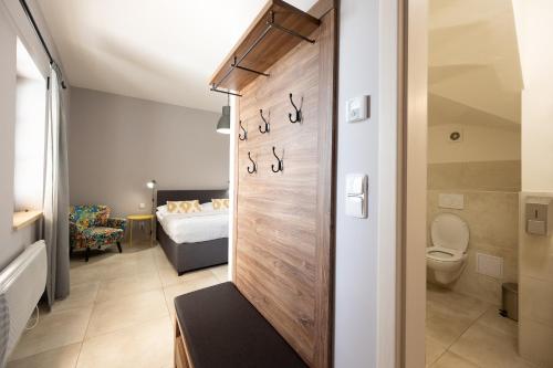baño con aseo y habitación con cama en Penzion Pod hrádkem, en Mikulov