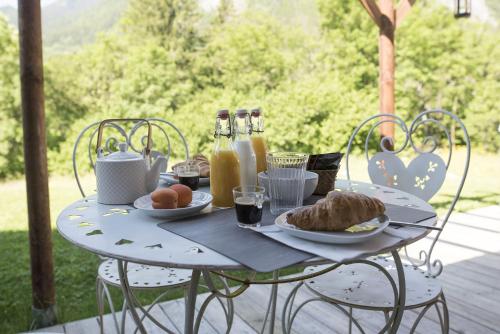 un tavolo con prodotti per la colazione e bevande di Chalet Saloon avec SPA privatif en illimité a Le Biot