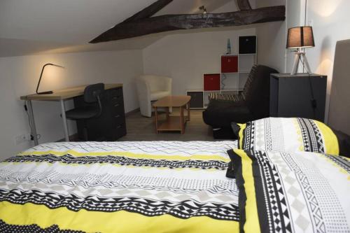 Postel nebo postele na pokoji v ubytování A 20 mn du Puy du Fou coquette et fonctionellle
