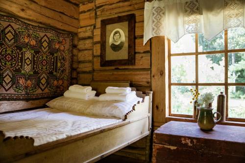 A bed or beds in a room at Pärdi talu aidamaja