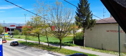 een uitzicht op een straat met bomen en een gebouw bij Aura City in Visoko