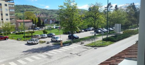 una vista di un parcheggio con auto parcheggiate di Aura City a Visoko