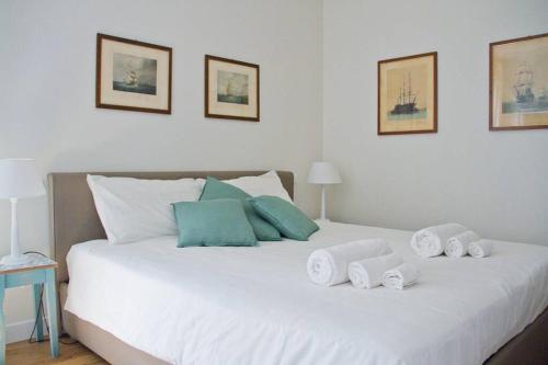a white bed with towels on top of it at Casa Vicolo Castello in Ravenna