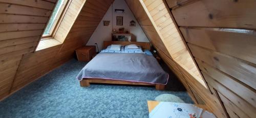 małą sypialnię z łóżkiem na poddaszu w obiekcie Leonia Apartments w Zakopanem