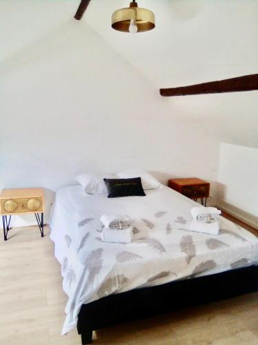 - un lit blanc dans une chambre avec plafond dans l'établissement AU PETIT BONHEUR, à Épernay