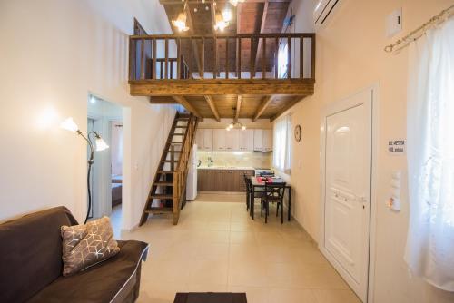 Кухня или мини-кухня в Villa ARETOUSA - Cretan Hospitality
