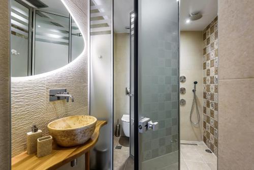 Een badkamer bij Belmondo Hotel