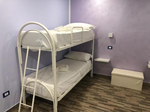 Łóżko piętrowe w pokoju z drabiną w obiekcie B&B Pirro Malena w mieście Casa Toscano