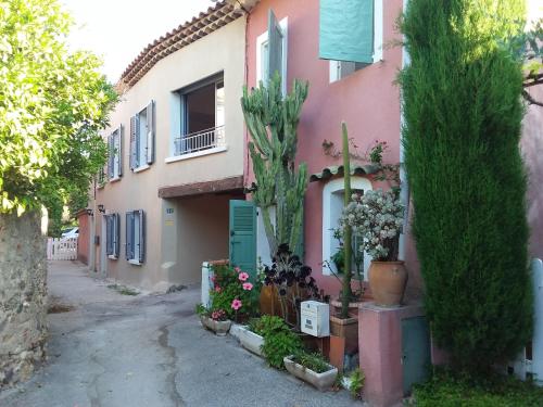 ein Haus mit Blumen und Pflanzen davor in der Unterkunft Le Rouveau in Six-Fours-les-Plages