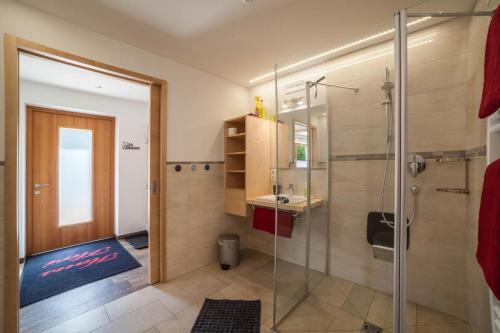 łazienka z prysznicem i umywalką w obiekcie Ferienwohnung Haus Fliri w mieście Melago
