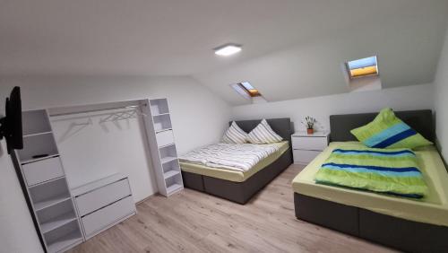 Ліжко або ліжка в номері Pension-Maulburg