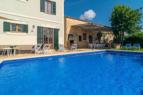 a swimming pool in front of a house at Can Bombarda in Llubí
