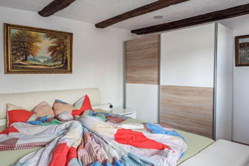 1 dormitorio con 1 cama con una manta colorida en Ferienwohnung Insel Reichenau en Rheinstraße