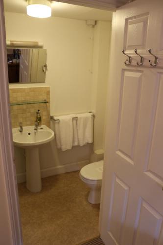 A bathroom at The Hostelrie at Goodrich 