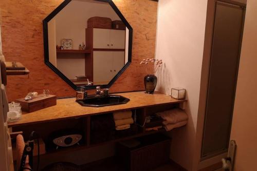 une salle de bain avec un lavabo et un miroir dans l'établissement Maison indépendante et familiale en Camargue, à Salin-de-Giraud