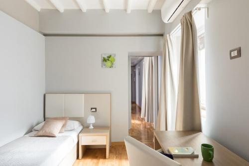 ローマにあるSpanish Steps House Vittoriaのベッドルーム1室(ベッド1台、テーブル、デスク付)