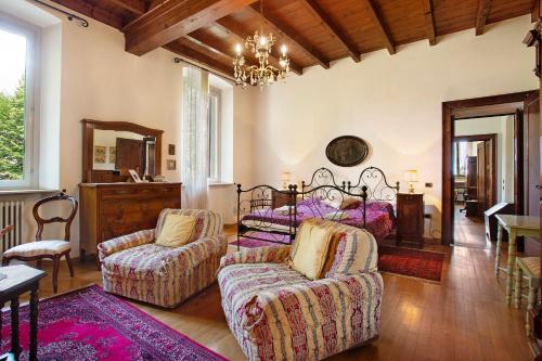 um quarto com 2 camas e 2 cadeiras em Villa Giani em Annone di Brianza
