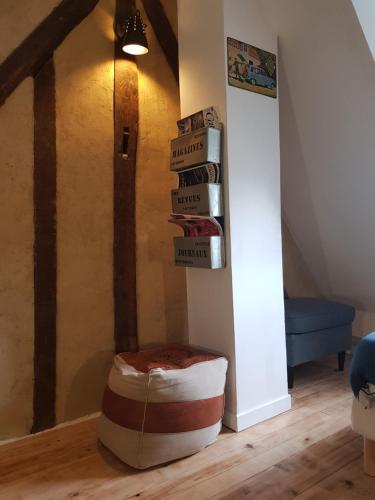 a room with a stack of books on a wall at LA PETITE BEAUVAISIENNE in Beauvais