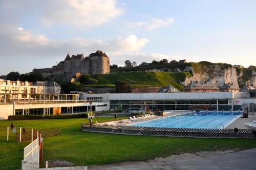 un bâtiment avec une piscine en face d'un château dans l'établissement Studio cosy - le châtelain, à Dieppe