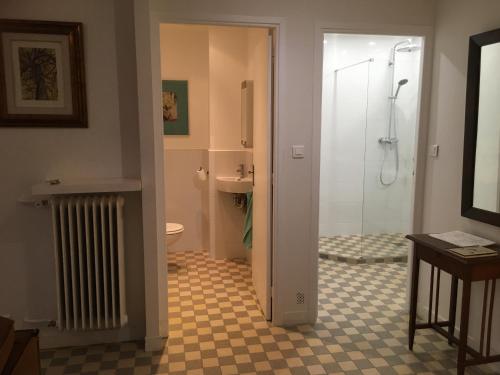une salle de bain avec une douche, un lavabo et des toilettes dans l'établissement Les Gérardines by EnjoyNice, 3-room with Airco and balcony, à Nice